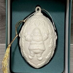 🖤1995 LENOX Santa Embossed ceramic Christmas ornament in original box